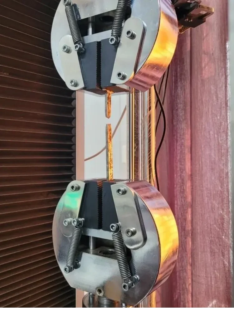 Self tightening grips for tensile testing machine